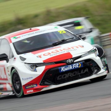 BTCC 2021: Turbulent weather delivers mixed results at Thruxton BTCC 2021: Turbulent weather delivers mixed results at Thruxton