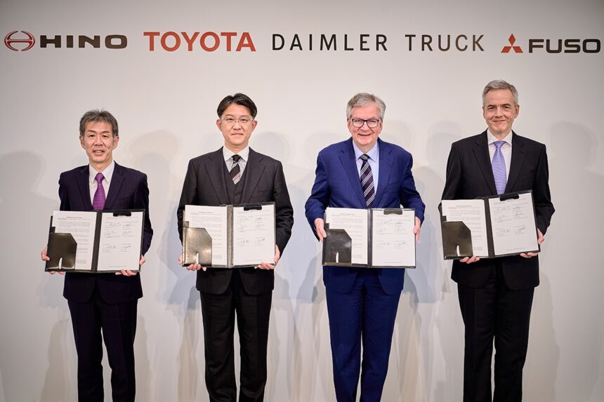 Daimler Truck, Mitsubishi Fuso, Hino and Toyota Motor Corporation conclude an MoU on accelerating development of Advanced Technologies and merging Mitsubishi Fuso and Hino Motors | Corporate | Global Newsroom Daimler Truck, Mitsubishi Fuso, Hino and Toyota Motor Corporation conclude an MoU on accelerating development of Advanced Technologies and merging Mitsubishi Fuso and Hino Motors | Corporate | Global Newsroom
